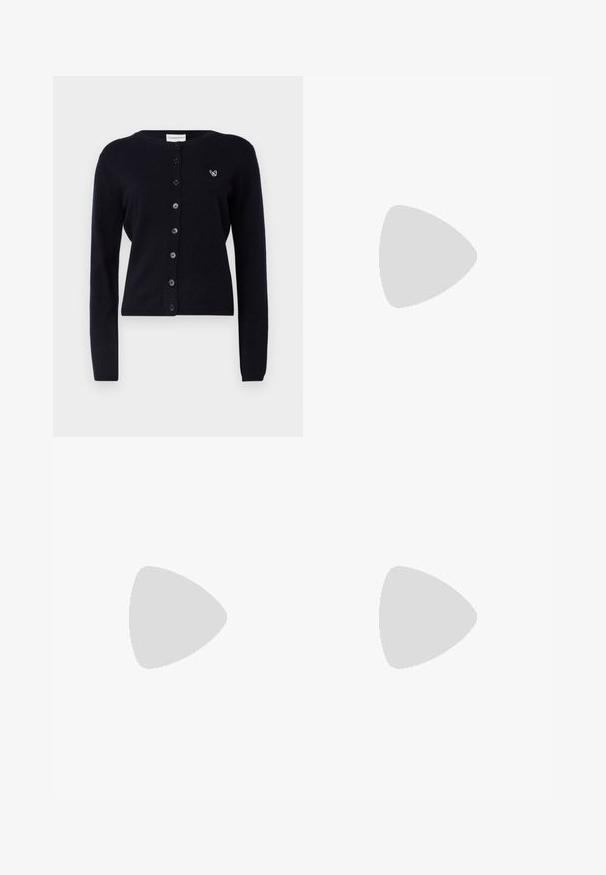 Marineblå cardigan laget av mykt stoff, med rund hals, knappestang, lange ermer og en liten brodert detalj på brystet.; Hvit bomull T-skjorte med rund hals og korte ermer, med en avslappet passform og minimalistisk design. Merke synlig ved nakken.; Svarte bukser laget av glatt stoff, med høy midje, vide ben, frontfolder og klassiske beltehemper. Ingen synlige sidelommer.; Sorte skinnloafer med en sydd mønster, glatt tekstur, gullspenne, og rund tå, plassert på en lav svart såle.