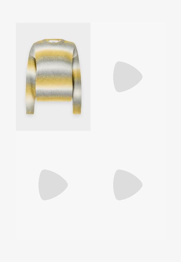 Kötött pulóver vízszintes sárga, szürke és fehér csíkokkal. Kerek nyakú, bordás mandzsettákkal és puha, texturált anyagból készült.; Fekete műbőr, bővülő szárú farmernadrág elülső zsebekkel, fémből készült gombos záródással és enyhén textúrázott felülettel. Egyenes szárú, hosszú fazon.; Burgundi lakkbőr balettcipő kerek orral, elöl kis masni díszítéssel és alacsony, fekete gumi talppal. Simára csiszolt felület.; Fehér, téglalap alakú, fényes anyagból készült clutch táska, ezüst láncos pánttal. A modell pózol, bemutatva a táskát egy egyszínű háttér előtt.