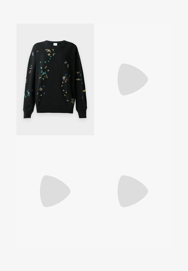Hanorac negru cu broderie multicoloră florală și cu fluturi, guler rotund, croială lejeră, manșete și tiv cu capete rib. Material din amestec moale de bumbac.; Fustă midi din denim de culoare indigo închis, cu o fante în față și un ușor efect de decolorare. Design clasic cu cinci buzunare și încheiere cu buton metalic.; Botine din piele neagră, cu vârf rotund, toc pătrat, fermoar pe lateral și accente de cusături pe partea superioară. Textură netedă, design clasic.; Geantă de mână roșie din piele cu o textură rafinată, având un capac plat pliat și o curea scurtă. Logo-ul subtil al mărcii pe față.