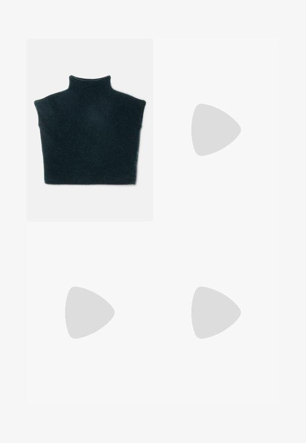 Filippa K XIMENA SWEATER - Jersey de punto - forest green; Vaqueros de pierna ancha de talle alto en azul oscuro, con bolsillos frontales, presillas para cinturón y cierre de botón y cremallera.; Sanda negra de cuero con hebilla ajustable, suela plana de color marrón claro y dos tiras anchas cruzando sobre el pie, diseño minimalista.; Bolso de hombro de ante marrón con diseño floral en relieve, complementado por una correa de cuero marrón suave y acentos de herrajes en tono dorado.
