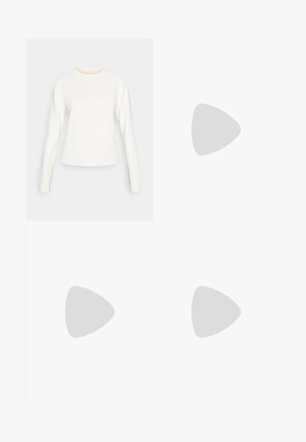 Bílý svetr s dlouhým rukávem z texturované látky, kulatým výstřihem a přiléhajícími manžetami. Jednoduchý design bez viditelných vzorů nebo akcentů.; Tři přiléhavé trička v bílé, šedé a černé barvě. Každé má široký výstřih a krátké rukávy. Vyrobeno z hladké, pružné tkaniny.; Černé zvonové kalhoty vyrobené z elastického materiálu, s vysokým pasem a hladkou texturou. Kalhoty se rozšiřují od kolene.; Černé vysoké tenisky s bílými gumovými podrážkami a tkaničkami. Mají kulatou nášivku s logem a kontrastní bílé prošití. Materiál plátno.