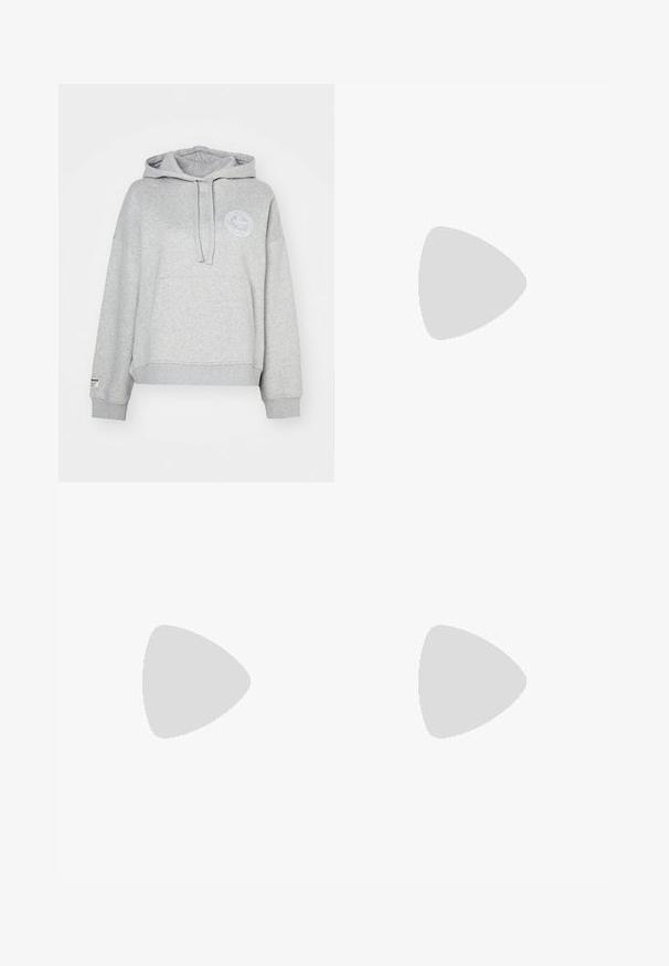 Sudadera con capucha gris, confeccionada en un tejido suave, que cuenta con un bolsillo frontal y una etiqueta con el logo en el pecho. Corte relajado, con puños y dobladillo acanalados.; Una falda a la altura de la rodilla en un tejido ligero con un patrón abstracto en beige, marrón y verde. Presenta una cinturilla ajustada y un diseño fluido.; Zapatilla blanca hecha de material sintético liso, con puntera redondeada, diseño de cordones, suela plana y sutiles detalles perforados.; Bolso de hombro de imitación cuero marrón con forma curva, costura mínima y un acento de hardware en tono dorado. Presenta un cierre de cremallera en la parte superior y una correa ajustable.