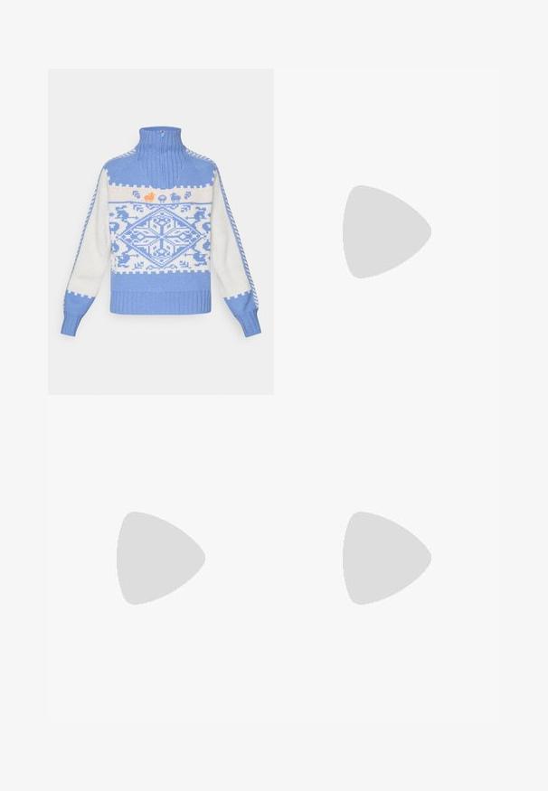 Svetle modrý pletený svetr s vysokým límcem, zdobený bílými a světle modrými geometrickými vzory a oranžovými akcenty zvířat. Hladké manžety a lem.; Hnědé široké kalhoty vyrobené z lehké tkaniny. Mají plochý přední díl, poutka na pásek a upravený siluetu s délkou ke kotníkům.; Černé lakované baletní střevíce s mašlí, nízkým blokovým podpatkem a kulatou špičkou, nošené s dlouhou černou sukní na dřevěné podlaze.; Černá kabelka se strukturovaným tvarem, hladkým povrchem a kovovým uzávěrem. Kombinována s širokými černými kalhotami a sandály s otevřenou špičkou na dřevěné podlaze.