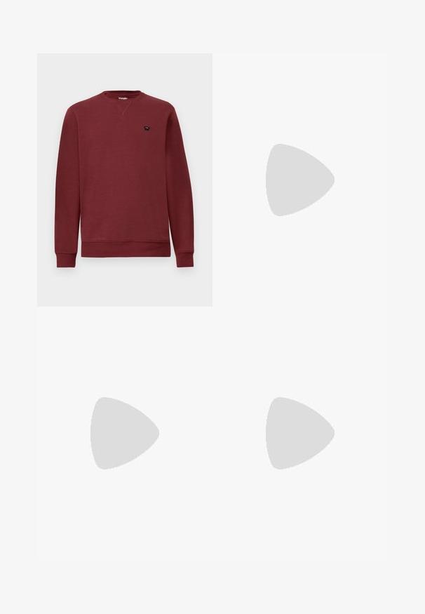 Burgundi színű pulóver kerek nyakkivágással, hosszú ujjal, bordás mandzsettával és szegéllyel. Bal mellen egy kis fekete logó látható.; Hosszú ujjú gombos ing zöld, kék és sárga kockás mintával, fehér gombokkal és gombos gallérral.; Széles lábú kék farmernadrág, elhalványodott mosással, öt zsebbel és gombos zárással. Övhurkokkal és steppelt részletekkel ellátva.; Fekete bőrből készült dresszcipő kerek orral, fűzős kialakítással és alacsony, rétegelt sarkával. Simás felület minimális varrási részletekkel.