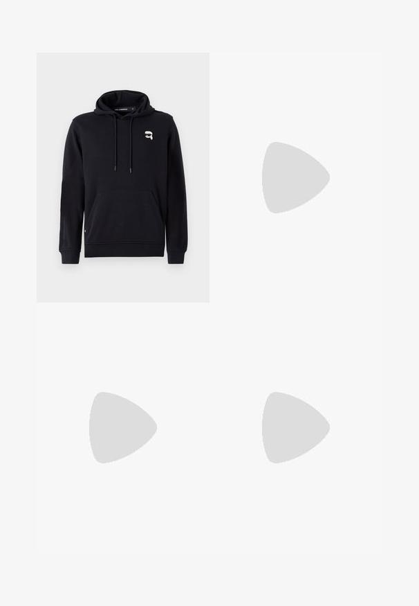 Hoodie preto feito de algodão, com bolso frontal, capuz ajustável com cordão e um pequeno detalhe do logotipo na parte superior esquerda do peito.; Camisa de algodão branca de mangas longas com decote redondo, fendas laterais na parte inferior e uma textura suave, mostrada de trás.; Calças de ganga azul claro com um design de perna reta, cinco bolsos, fecho de botão, desgaste mínimo e detalhes de costura em contraste.; Sapatilha branca com um cabedal em couro liso e de perfil baixo. Apresenta um bico redondo, seis ilhoses e uma sola de borracha texturizada.