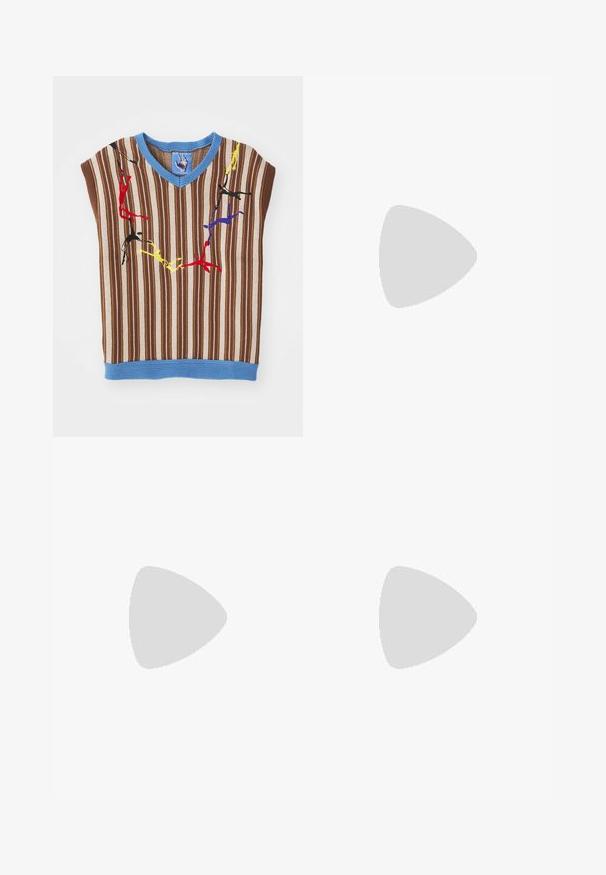 Top oversized tricoté brun et beige à rayures avec un col bleu, présentant des figures colorées et abstraites brodées sur le devant.; Jeans en denim bleu foncé avec une coupe évasée, dotés de coutures contrastées et de détails brodés sur la poche avant. Texture lisse.; Sunnei ISI UNISEX - Baskets basses - off white; Collier argenté présentant une série de strass clairs et symétriques sertis dans une chaîne souple et élégante avec un fermoir lisse.