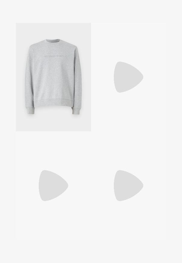Felpa grigia realizzata in tessuto morbido. Presenta un collo rotondo, maniche lunghe e un logo in rilievo "MICHAEL KORS" sul davanti. Design semplice.; T-shirt in cotone bianco con scollatura a girocollo. Presenta un piccolo etichetta nera sul petto. Maniche corte e una vestibilità ampia.; Pantaloni verde oliva realizzati in tessuto misto cotone, dotati di chiusura con zip, bottone e tasche laterali. Design a gamba dritta con texture liscia.; Sneaker bianche e nere con parte superiore in pelle liscia, dettagli testurizzati e suola bianca spessa. Presentano un classico design con lacci.
