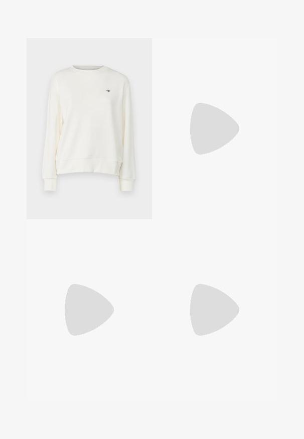 Pull-over sweatshirt in crème, met een ronde hals, lange mouwen en een subtiele logo-accent op de borst. Zachte, gladde stofstructuur.; Plisséminirok in het wit met een zwarte elastische tailleband met het "LACOSTE"-logo. Middellange ontwerp met een zachte textuur.; Witte leren sneakers met een dikke witte zool, zwarte suède hielaccent en een geperst logo op de zijkant. Vetersluiting met zes oogjes.; Zwarte oversized zonnebril met een geometrische vorm, voorzien van donkere glazen en een contrasterend grijs detail op het montuur. Logo op de arm.