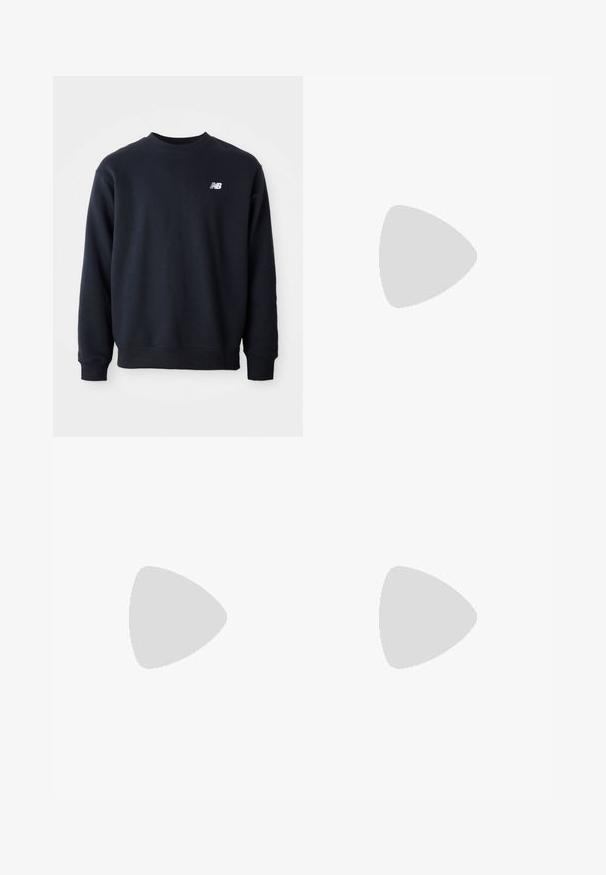 Granatowa bluza wykonana z mieszanki bawełny, z okrągłym dekoltem, długimi rękawami oraz małym, białym logo New Balance na piersi.; Biała bawełniana koszulka z krótkim rękawem, okrągłym dekoltem oraz małym czarnym logo „NB” na górnej lewej części klatki piersiowej. Gładka faktura, luźny krój.; Czarne dresy wykonane z miękkiego materiału, z elastycznym pasem, sznurkiem i zwężanymi mankietami, z subtelnym logo po boku.; Czarne buty biegowe z mieszanką siateczki i materiałów syntetycznych, masywną podeszwą, opływowym kształtem oraz wyraźnym brandingiem z boku.