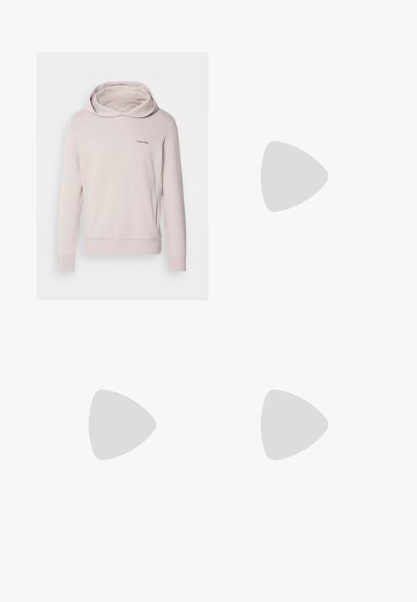 Világos rózsaszín Calvin Klein kapucnis pulóver, puha anyagból készült, tágas kapucnival, hosszú ujjakkal és egy kis logóval a mellen.; Fehér pamut póló rövid ujjal, kerek nyakú, laza szabású, és nincsenek látható logók vagy minták. Simább textúra és minimalista dizájn.; Magasan szabott, bővebb szabású farmernadrág fakó fekete denim anyagban. Öt zsebbel, övhurkokkal és tiszta, egyenes lábszár dizájnnal rendelkezik.; Fehér sportcipő, amely hálós felsőrésszel, fényvisszaverő részletekkel és párnázott talppal rendelkezik, mély barázdákkal a tapadás érdekében. Rugalmas fűzők is tartoznak hozzá.