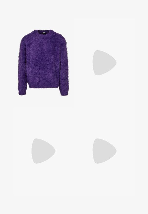 Maglione viola peloso con scollatura rotonda e maniche lunghe. Presenta una superficie texturizzata e morbida e un design dalla vestibilità rilassata.; Pantaloni cargo beige realizzati in cotone, con due tasche laterali, taglio dritto e dettagli cuciti in tutto il capo. Appaiono leggeri e resistenti.; Sneaker leggera con tomaia in rete e camoscio in morbide tonalità crema, dotata di una suola spessa e di accenti tridimensionali.; Occhiali da sole neri con montatura ottagonale, lenti scure, finitura lucida, aste sottili e dettagli dorati sul davanti.