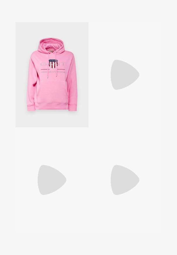 GANT ARCHIVE SHIELD HOODIE - Sweatshirt - candy pink; Sorte skreddersydde bukser med rett silhuett, med en glatt tekstur og klare pressede bretter foran. Ingen synlig maskinvare.; Svart spiss tå slingback-sko med lav hæl, laget av jevnt skinnmateriale og med utskåret design på siden for pusteevne.; Svart skinnhåndveske med buet form, smal håndtak, sølvfarge glidelås og Calvin Klein-logoen på forsiden. Glatt tekstur og minimalistisk design.