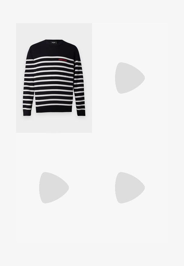 Marineblau-weiß gestreifter Pullover mit Rundhalsausschnitt, der ein rotes "DSQUARED2"-Logo auf der linken Brust trägt. Weicher Strickstoff.; Schwarze Leinen-Shorts mit elastischem Bund, im entspannten Schnitt und knielanger Ausführung. Sanfte Textur, einfacher und klassischer Stil.; Schwarze Lederloafers mit glatter Textur, rundem Zehenbereich und einem dekorativen Riemen über dem Vorderfuß. Niedriger, gestapelter Absatz, minimalistisches Design.; Tote-Tasche aus hellbeigem Stoff mit strukturiertem Finish, ausgestattet mit zwei kontrastierenden braunen Ledergriffen und Metallakzenten oben.