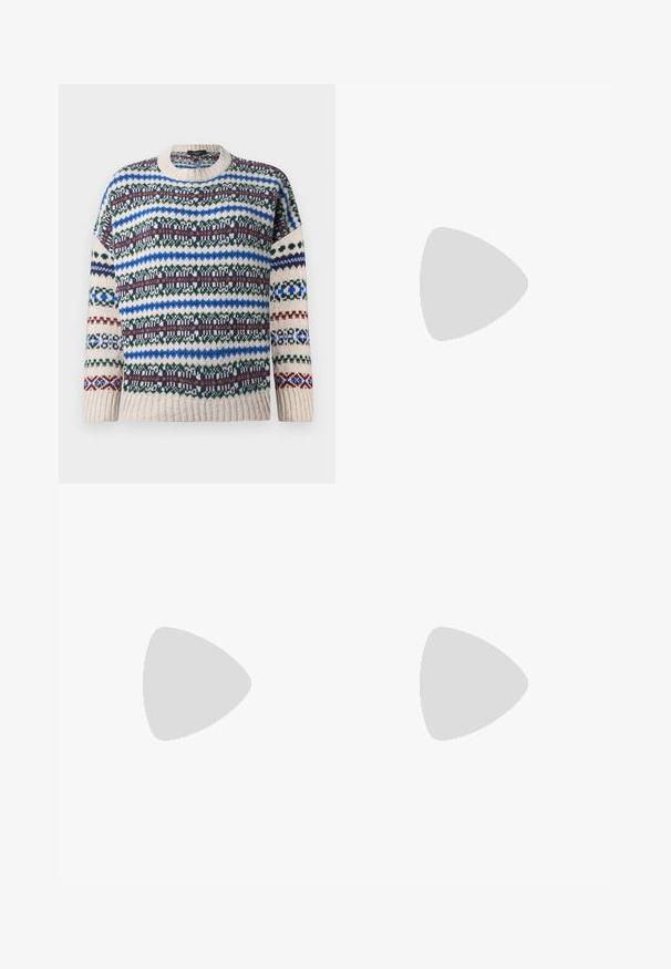 Strikket crewneck-trøje med flerfarvede, vandrette Fair Isle-mønstre i blå, grøn, vinrød og beige på lange ærmer og krop.; Maxi nederdel i lys beige, lavet af let stof. Har en indsamlet elastisk talje og bløde pliser for bevægelse.; Brune ruskinds loafers med rund tå, der har en ribbet platformssål og et dekorativt bånd henover overdelen.; Brun læder håndtaske med flaplukning, hardware i gyldent tone, en skulderrem og en glat overflade. Kompakt rektangulær form.