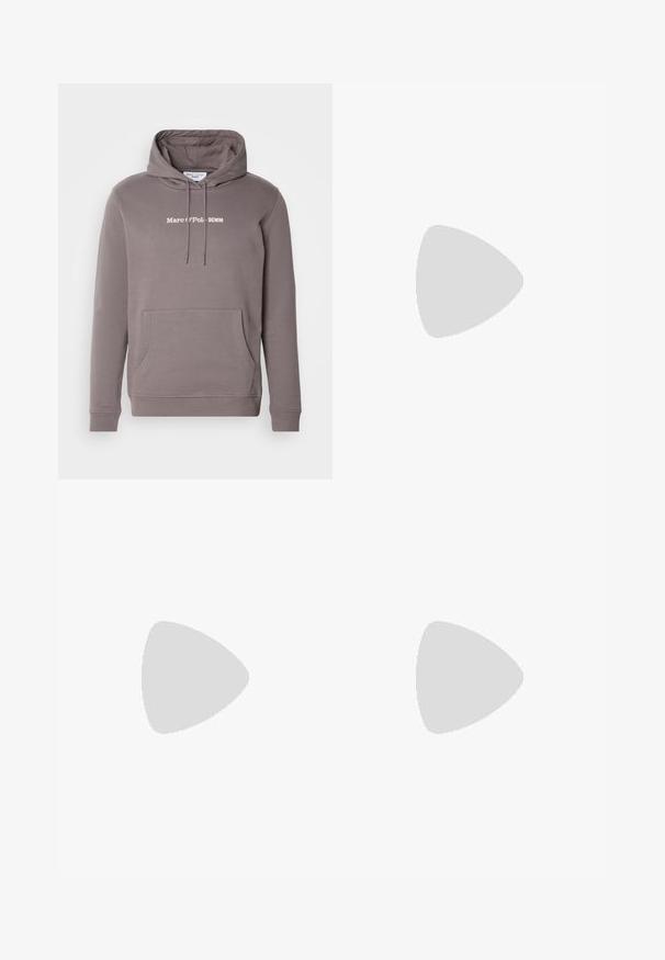 Szürke pamut keverékból készült kapucnis pulóver, kenguruzsebbel és bordás mandzsettával. Elöl fehér "Marc O'Polo DENIM" felirattal.; Világosszürke farmernadrág egyenes szabással, öt zsebes stílusban, gombos záródással. Látható varrások az illesztéseknél.; Fehér vászon magasszárú sportcipők, gumitalppal, ezüst fűzőlyukakkal és piros, valamint tengerészkék csíkokkal a talpon.; Kerek napszemüveg vékony fekete fémkerettel, sötét lencsékkel és állítható orrbetétekkel. A szárakon diszkrét márkamegjelenés található.