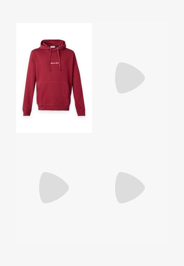 Sudadera de algodón roja con un bolsillo frontal tipo canguro, capucha con cordón, puños acanalados y el logotipo bordado "Originals Studio" en el pecho.; Jeans de mezclilla azul claro con un ajuste relajado, que presentan un diseño de pierna recta y costuras estándar, combinados con zapatillas negras.; Zapatilla blanca con acentos en negro y gris, que presenta una puntera texturizada en gris, suela de goma negra y cordones planos blancos. Diseño limpio, estilo minimalista.; Gafas de sol con lentes rectangulares de color gris oscuro, montura de metal plateado y puntas de plástico negro en las patillas. Diseño ligero con almohadillas nasales.