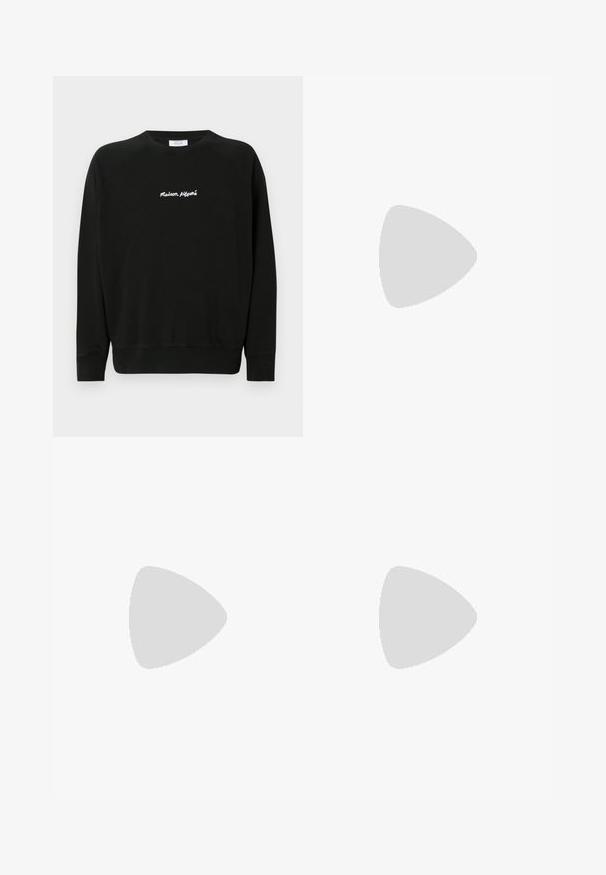 Zwart sweatshirt met ribbadjes aan de mouwen en onderkant, met "Maison Kitsuné" in witte schrift geborduurd op de borst. Zacht katoenen materiaal.; Witte katoenen t-shirt met korte mouwen en ronde hals, voorzien van een klein gouden logo op de linkerkant van de borst. Zachte textuur en een normale pasvorm.; Bruine katoenen utility broeken met een rechte pijpdesign, voorzien van voorzakken en metalen hardware accenten voor extra duurzaamheid.; Zwarte suède sneakers met witte veters, drie witte strepen aan de zijkant, getextureerde accenten en een rubberen zool met een lichte oranje tint.