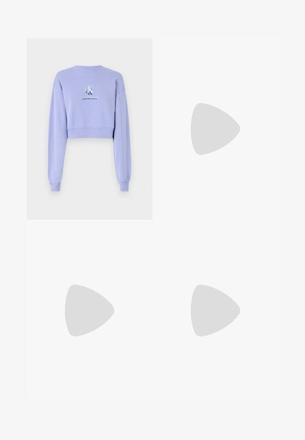 Sweatshirt corta lilás feito de um tecido macio, com mangas longas, gola canelada e detalhe de logótipo bordado na frente.; Saia plissada branca com uma cintura elástica preta que apresenta o logótipo "LACOSTE". Design de comprimento médio com textura suave.; Sapatilhas brancas de couro com uma sola branca espessa, detalhe em camurça preta no calcanhar e logótipo em relevo na lateral. Design com atacadores e seis ilhós.; Óculos de sol oversized pretos com forma geométrica, apresentando lentes escuras e um detalhe cinza em contraste na armação. Logotipo na haste.