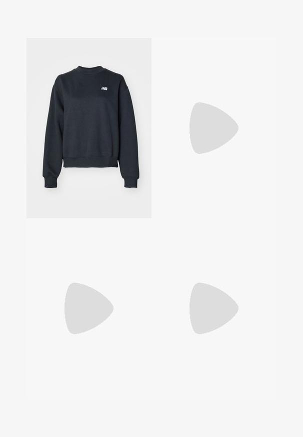 Mörkgrå crewneck sweatshirt tillverkad av bomullsblandad tyg. Har ribbad krage och ärmar, med en liten vit logotyp på bröstet.; Svarta vida sweatpants av mjukt tyg, med elastisk midja och dragsko samt en liten logo på vänster sida.; Vita sneakers med svarta ränder och beige mockadetaljer. Har en texturerad gummisul och platta vita skosnören, bärs med ljusa strumpor.; Sunglasses med en klar plastbåge, grå linser, omslutande design och logodetalj på sidan. Slät yta med kurviga armar.