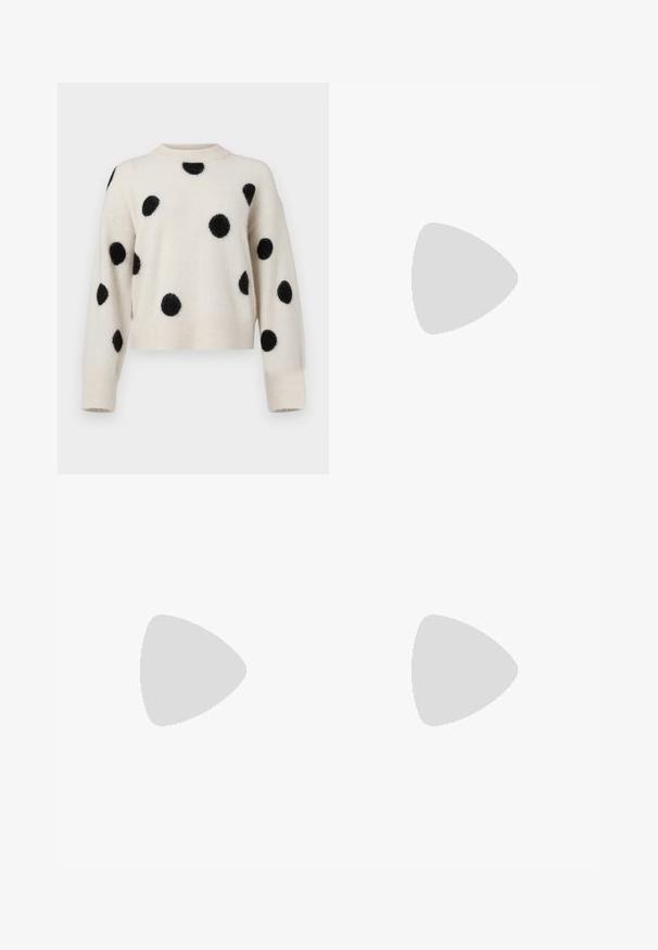 Crème sweater met zwarte fuzzy stippen, cropped ontwerp, geribde kraag en manchetten. Zachte textuur, ontspannen pasvorm.; Wijdere spijkerbroek van donkergrijze denim. Bevat vijf zakken, een knoopsluiting en subtiele vervaging op de stof. Klassieke stiksels als accent.; Zwarte leren enkelboots met een ronde neus, vetersluiting aan de voorkant en een dikke rubberen zool met een gestructureerd profiel. Trekbandje aan de achterkant.; Zilveren hoepel oorbellen met een minimalistisch ontwerp. Cirkelvormig, gladde textuur en dun profiel. Lichtgewicht met een gepolijste afwerking.