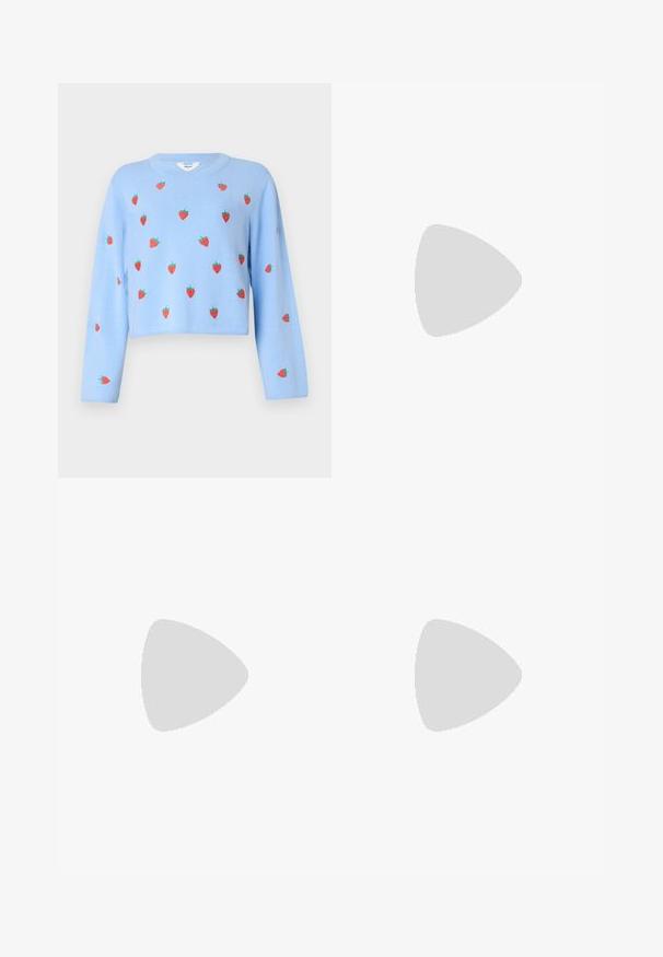 Object OBJTHESS WIDE SLEEVE PULLOVER - Strikkegenser - serenity; Mørkeblå denim bermudashorts med snor i livet, med standard beltehemper og synlig sømdetaljer.; Hvit høy-skinn kanvas sneakers med svart gummisåle, gummitåhette foran og seks hull for snorer, med et rent, minimalistisk design.; Rød lærveske med en vinklet, geometrisk design. Har en enkelt justerbar stropp og en klaffelukking med sydd detaljer.