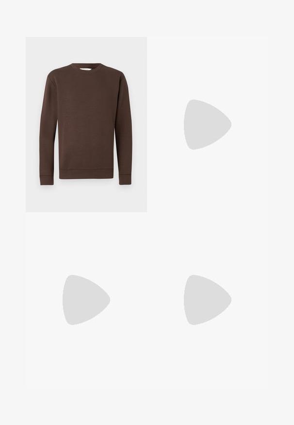 Sweatshirt castanho feito de material suave, com gola redonda, mangas longas e punhos canelados. Design minimalista, sem padrões visíveis.; Calças de algodão bege com um design de perna reta, apresentando pregas frontais e bolsos laterais. O tecido tem uma textura suave e macia.; Sapatos slip-on de couro castanho com superfície texturizada e sola em bege claro contrastante, apresentando biqueira arredondada e detalhes de costura minimalistas.; Óculos de sol pretos com uma armação retangular, lentes escurecidas e braços metálicos finos. Apresenta realces prateados subtis na armação.