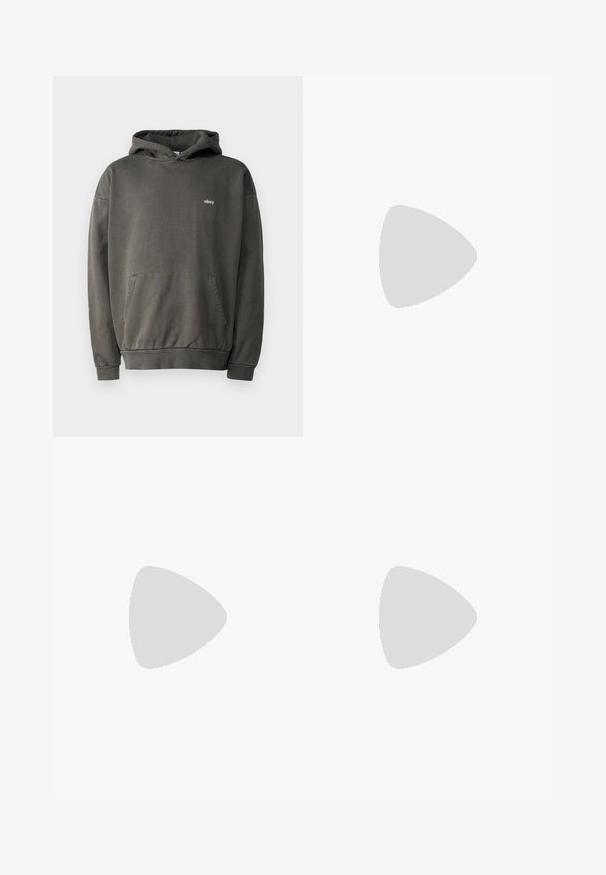 Obey Clothing LOWERCASE HOOD UNISEX - Camisola - pigment digital black; Duas t-shirts de algodão mostradas costas com costas: uma preta e uma branca. Ambas apresentam mangas curtas e decotes redondos, com uma textura suave.; Calças de fato de treino pretas, com cintura elástica e um corte solto, com punhos nas pernas, textura suave e sem padrões visíveis ou detalhes de metal.; Sapatilha Nike Air Max 90 branca com parte superior em malha e couro, caixa de dedos perfurada e uma unidade de ar visível no calcanhar.