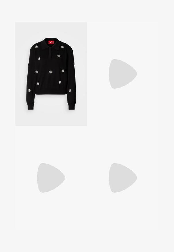 Maglione nero a collo con colletto, impreziosito da applicazioni floreali argentate, con polsini e orlo a coste.; Pantaloni neri su misura con un design a gamba dritta, caratterizzati da una texture liscia e pieghe ben definite sul davanti. Senza hardware visibile.; Tacchi slingback in pelle nera con punta affusolata, caratterizzati da un tacco alto e un accento dorato sulla cinghia regolabile. Texture liscia.; Borsa a mano in pelle nera con un design strutturato, caratterizzata da una forma corta, manico superiore e accessori in metallo dorato. Inclusa tracolla regolabile.