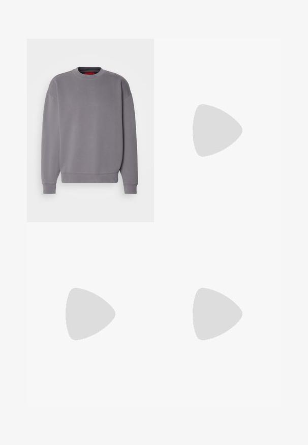 Grå sweatshirt med rund hals, ribbestrikkede ermer og nederkant; har en subtil brodert logo på brystet. Myk, teksturert stoff.; Blå denimjeans med høy midje, rett ben-design og subtil falming. Har klassisk fem-lomme stil og glidelås lukking.; Sorte ankelstøvler med en glat overflade, elastiske sidepaneler og en kontrastfyldt rød trækflik, med en tykk gummisål og rund tå.; Svart lerret tote-veske med doble håndtak, med en fremtredende rød rektangulær lap merket "HUGO." Enkel design med synlig søm.