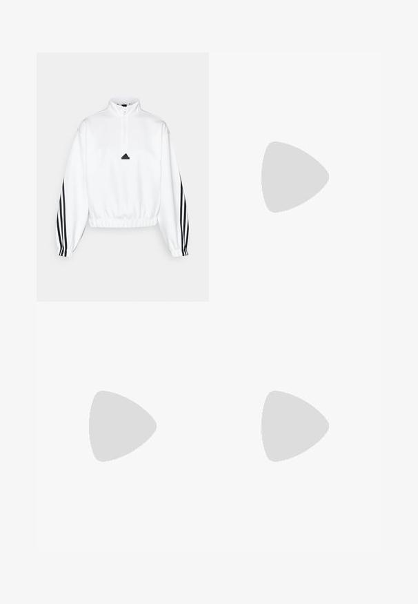 adidas Sportswear FUTURE ICONS THREE STRIPES QUARTER ZIP - Športni pulover - white; Kratka športna majica s kratkimi rokavi, temno siva z perforirano teksturo. Ima bel logotip in kontrastne stranske črte. Okrogel ovratnik.; Črne kratke hlače iz elastične tkanine s prilegajočim dizajnom. Imajo širok črn pas z oznako "TECHFIT" in belo logo na nogi.; Črne in roza atletske čevlje z teksturirano zgornjo stranjo, vzorčastim dizajnom, izstopajočimi vezalkami in masivnim podplatom, ki vključuje roza dodatke.