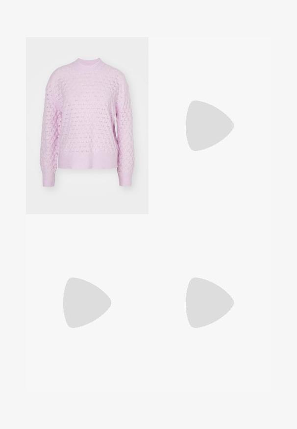 Samsøe Samsøe ANOUR  - Strickpullover - lilac snow; Weisse, maßgeschneiderte Hosen mit geradem Bein, die über einen Knopfverschluss, Gürtelschlaufen und Seitentaschen verfügen; glatte Stoffoberfläche.; Spitz zulaufender, cremefarbener Pumps mit Blockabsatz. Verfügt über ein dünnes Knöchelriemchen mit einer runden Schnalle und einer glatten Lederoberfläche.; Weiße Lederhandtasche mit strukturiertem Design, ausgestattet mit einem Magnetverschluss und einem Schulterriemen, präsentiert vor einem neutralen Hintergrund.