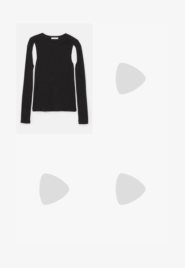 Helmut Lang CUT OUT CREW - Pullover - schwarz; Pantalons à jambes larges gris foncé, avec une texture lisse, des plis et une ceinture avec une boucle en métal argenté à la taille haute.; Chaussures à talons noires à bride arrière avec un bout pointu, en cuir lisse, et un design épuré et minimaliste. Talon aiguille haut.; Broche doré présentant un design noué avec des lignes lisses et courbées, et une forme complexe, reflétant une finition polie.