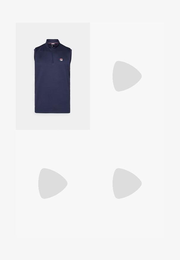 Polo fără mâneci de culoare bleumarin, cu guler cu fermoar, realizat dintr-un material texturat și având un mic logo roșu și alb pe pieptul stâng.; Pantaloni gri cu dungi verticale, cu un design cu picioare largi, prezentând pliseuri în față și o textură netedă. Fără accesorii vizibile sau detalii metalice.; Cizmă de gleznă din întoarsă de culoare bej, cu guler negru căptușit, ochiuri din metal auriu, detalii de cusătură albă și talpă din cauciuc robustă, cu un model pronunțat.; Ceas de quartz din oțel inoxidabil argintiu, cu un cadran rectangular negru, având ace analogice, afișaj digital și etichetă de rezistență la apă.