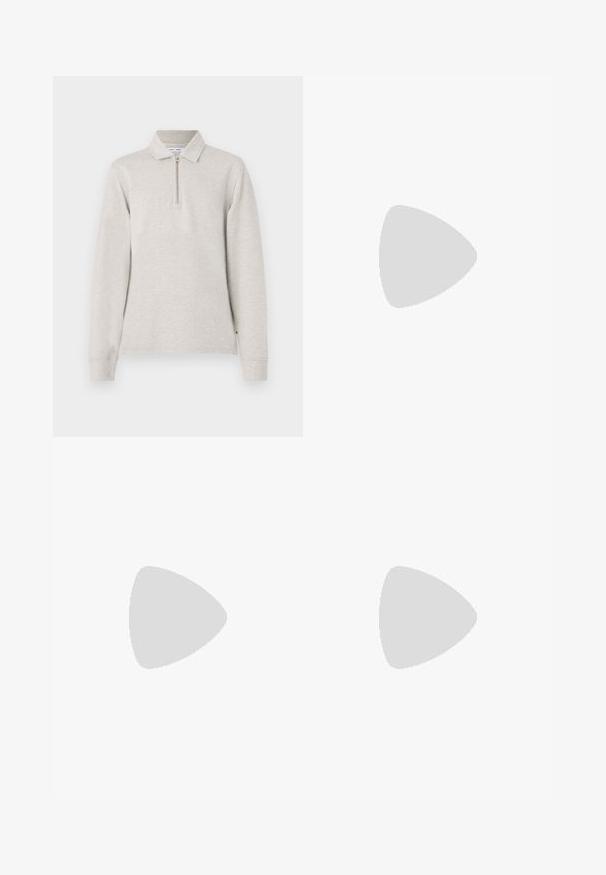 Polo shirt grigio chiaro a maniche lunghe con collo a mezza zip, design con colletto e maniche a polsino, realizzato in un morbido tessuto testurizzato.; Jeans in denim di cotone beige con gamba dritta, cinque tasche, passanti per cintura e una zip per la chiusura. Texture leggermente sbiadita e cuciture a contrasto.; Infradito grigie con suola texturizzata e una resistente cinghia in gomma a fantasia. Presentano un profilo basso e un accento colorato lungo il bordo.; Occhiali da sole neri con montatura rettangolare, lenti grigie oscurate e design con intaglio sul ponte. Materiale plastico lucido e slanciato, con tempie sottili.