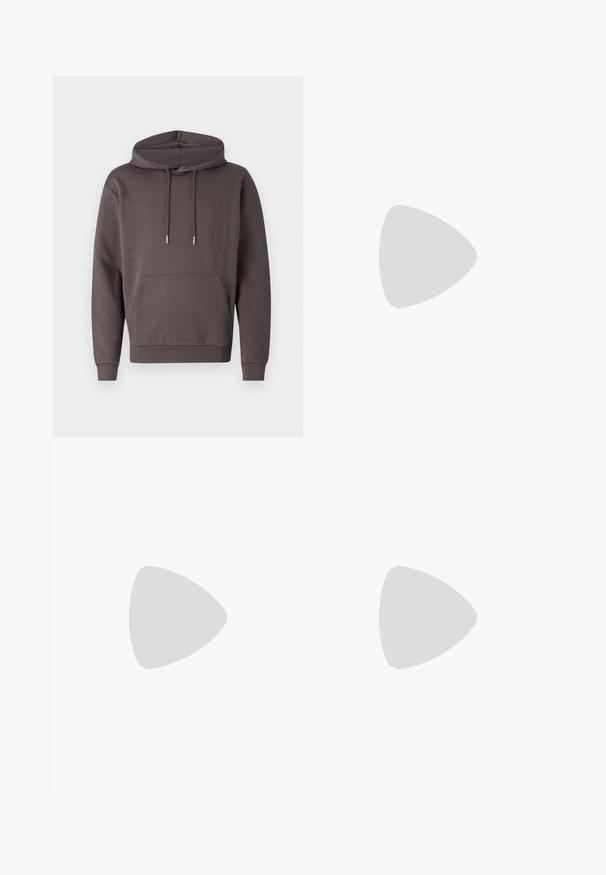 Sivá mikina s kapucňou vyrobená z jemného materiálu, s prednou klokankou, šnúrkami a rebrovanými manžetami a lemom. Na hrudi je nenápadné logo.; Čierne tričko s krátkym rukávom, ktoré má tenké biele horizontálne pruhy. Vyrobené z mäkkej tkaniny s okrúhlym výstrihom a voľným strihom.; Bežové slim-fit pánske nohavice s pútkami na opasok, gombíkovým zapínaním a prednými záhybmi, rozložené na bielom pozadí.; Hnedé semišové topánky s čiernou gumovou podrážkou, okrúhlou špičkou, šnurovaním vpredu a kontrastným prešívaním. Obsahujú slučku na päte pre jednoduché obúvanie.