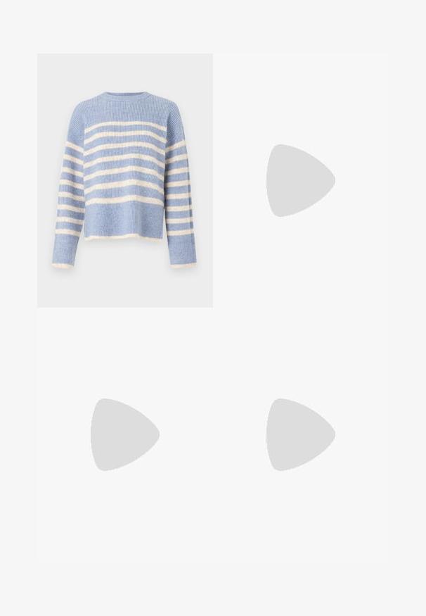 Pieces PCLINE O NECK - Džemper - faded denim; Mustad flared teksasaapad, millel on keskmise tõusuga vöökoht, eesmine taskud ja nupplikuga kinnistus. Sile tekstuur minimaalse õmbluste detailidega.; Mustad mustad nahast pahkluu saapad ümarate varvastega, nööridega esiosas ja paksu kummist talla ning tekstuuritud mustriga. Tagumine tõmbeaas.; Must haben musta nahkklahviga kott, millel on klapp ja kuldne metallist pandla detail. Kaasas must rihm ja stiilne, minimalistlik disain.