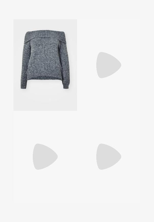 ONLY Carmakoma CARMARIE OFF SHOULDER  - Svetr - medium grey melange; Námořnický rolák s dlouhým rukávem. Vyrobeno z měkkého materiálu s hladkou texturou. Má přiléhavý střih a vysoký límec bez viditelných švů.; Tmavě modré džínové kalhoty s rozšířenými nohavicemi a vysokým pasem, s pěti kapsami, zapínáním na knoflík a viditelným prošíváním podél švů.; Černé lakované lodičky na podpatku se špičatou špičkou, výřezovým designem na boku a malým čtvercovým podpatkem. Hladká textura s minimálními akcenty.