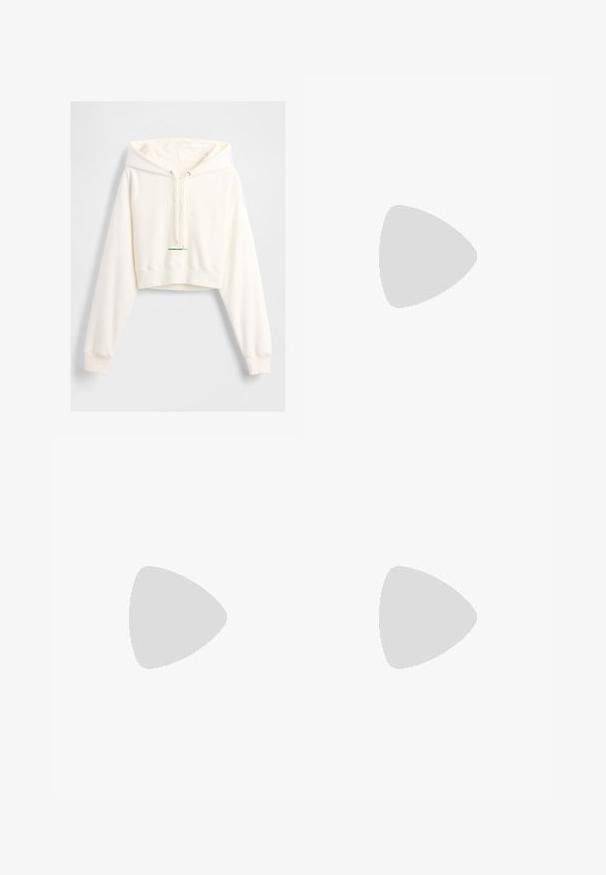 Witte cropped hoodie met capuchon met trekkoord, geperst "GAP"-logo, geribbelde manchetten en een groene accentenlabel aan de zoom. Zachte, gladde textuur.; Lichtblauwe, hooggeritste jeans van denim. Beschikken over wijde pijpen, twee gescheurde knievalken en klassieke vijfzakken styling.; Witte high-top canvas sneakers met een zwarte rubberen zool, een rubberen neuskap aan de voorkant en zes gaatjes voor veters, met een schone, minimalistische uitstraling.; Rode leren handtas met een hoekig, geometrisch ontwerp. Beschikt over een enkele verstelbare schouderriem en een klepclosure met gestikte details.