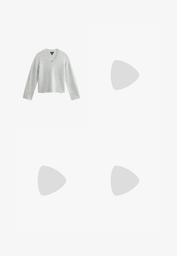 Maglione grigio chiaro lavorato a maglia con scollo a V, maniche lunghe e orlo a costine. Morbido al tatto e con una vestibilità comoda, adatto per un abbigliamento informale.; Bershka WIDE-LEG - Wide Leg - black; Bershka Sandali con tacco - black; Borsa a spalla in vernice nera con forma curvata, una tracolla, tasche frontali e dettagli in metallo argentato.