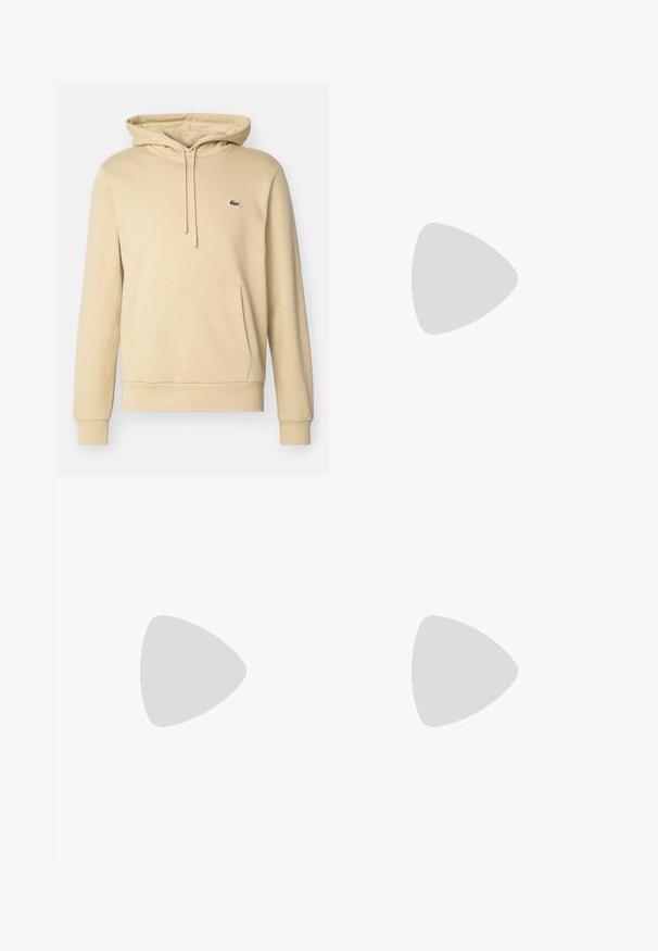 Sweatshirt bege feito de tecido macio, com um bolso canguru, punhos canelados e um pequeno logótipo verde no peito.; Camisola preta de manga longa feita de algodão, com decote redondo e um pequeno logótipo de crocodilo bordado em verde no lado esquerdo do peito.; Jeans de denim azul claro com um corte solto, pernas retas, design de cinco bolsos e fecho de botão na cintura. Detalhe de costura minimalista.; Ténis Lacoste em cinza-escuro com material em malha e sintético, apresentando uma sola texturizada e detalhes castanhos na gola e na marca.