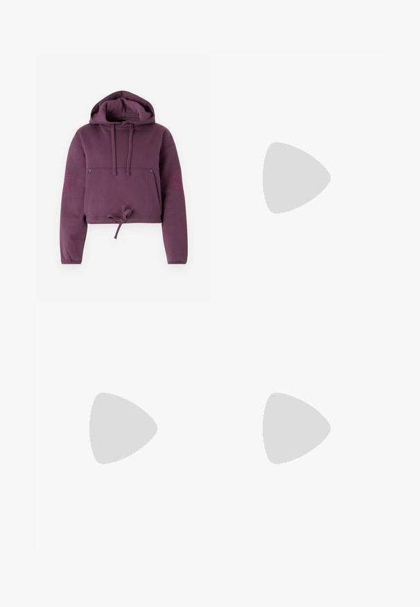 Felpa cropped di colore viola scuro, realizzata in tessuto morbido. Presenta un cordino all'orlo, una tasca frontale e un logo in rilievo su una manica.; Jeans in denim blu medio con gamba dritta, chiusura frontale con bottone e zip, passanti per cintura e tasche anteriori e posteriori.; Sneaker grigio chiaro realizzato in suede e rete, con tre strisce bianche, punta arrotondata e suola in gomma color caramello. Accento del logo dorato vicino ai lacci.; Occhiali da sole neri e angolari con lenti grigie; realizzati in plastica, con aste spesse dalla superficie liscia e senza hardware visibile.; Piccola borsa a tracolla crema con finitura testurizzata, una lunga tracolla regolabile, un accento a catena e chiusura a patta. Dettagli in hardware dorato.; Orecchino in metallo color oro con un design elegante e curvo. Presenta una forma appuntita distintiva, superficie lucida e chiusura a cerniera.