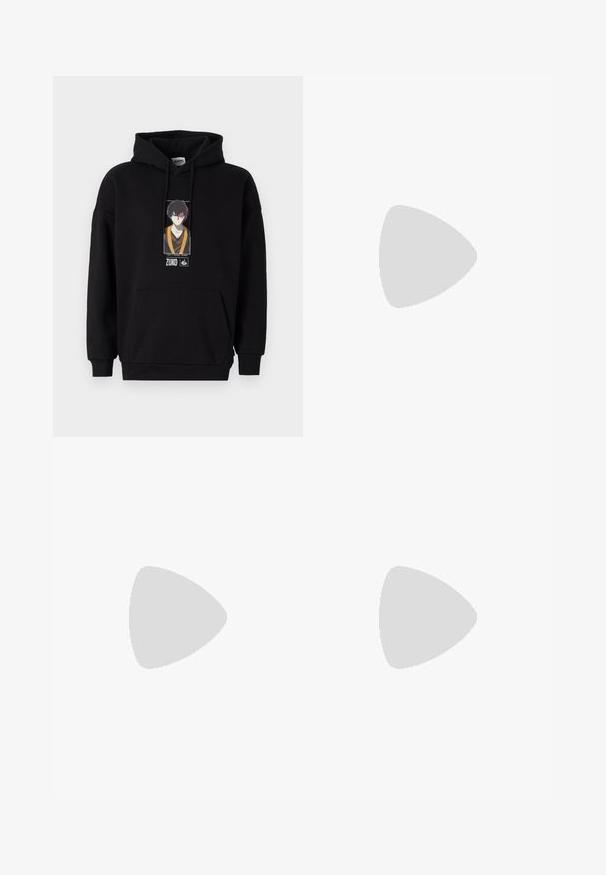 Zwarte hoodie met een voorzak in kangoeroestijl, met een geprinte afbeelding van een personage. Van een katoenmix, met ribgebreide manchetten en zoom.; Blauwe denim cargoshorts met een hoge taille, meerdere cargozakken aan de zijkanten en een klassieke vijf-pocket stijl. Stonewashed textuur.; Witte sneaker met zwarte en grijze accenten, voorzien van een grijze neus met textuur, zwarte rubberen zool en platte witte veters. Schoon ontwerp, minimalistische stijl.; Zwarte stof heuptas met een afgeronde vorm, voorzak met rits en een gladde textuur. Geen zichtbare patronen of accenten. Lichtgewicht ontwerp.