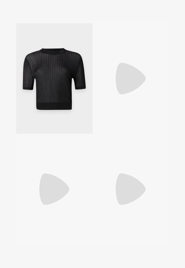 Schwarzer Kurzarmpullover aus Rippstoff mit rundem Halsauschnitt und leicht lockerer Passform. Dezenter Glanz ist in der Textur sichtbar.; Schwarze gerade geschnittene Hosen aus glattem Stoff, mit flachem Bund, Gürtelschlaufen und ohne sichtbare Taschen oder Verzierungen.; Knöchelhoche schwarze Lederstiefel mit einer spitzen Zehe und einem schlanken Stiletto-Blockabsatz. Glatte Textur mit einer enganliegenden Passform und Nähten am oberen Rand.; Schwarze Lederhandtasche mit gestepptem Design, silberner Kettenriemen und einem auffälligen silbernen "AX"-Logo auf der Vorderseite. Kompakte rechteckige Form.