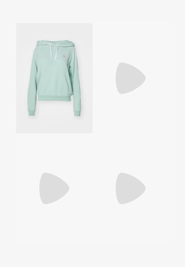 Polo Ralph Lauren SHRUNKEN FIT FLEECE HOODIE - Mikina - celadon; Džínsy s širšími nohavicami v off-white denim. Vysoký pás s gombíkovým zapínaním, dve predné vrecká a kontrastné švy.; Biele kožené tenisky s okrúhlou špičkou, textúrovaným bočným švom, vyrazeným logom a gumovou podrážkou s hnedým dnom.; Krémová kožená kabelka s oblé tvarom, so zlatými kovovými detailmi. Popruh je pripevnený kovovou sponou.
