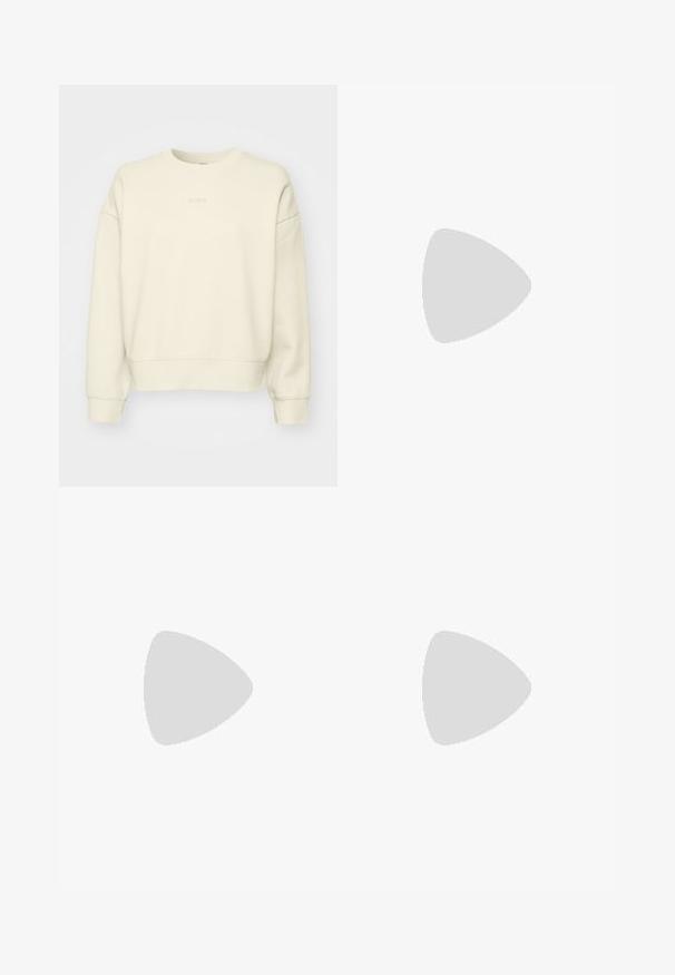 Kremfarget sweatshirt laget av mykt stoff med rund hals, avslappet passform, og minimalistisk design som har en subtil logo på brystet.; Hvit ermeløs genser laget av glatt bomull, med ribbestrikket kant og en liten marineblå logo nederst til venstre. Enkelt design, ingen mønstre.; Hvite skreddersydde bukser med høy midje, doble frontfold, og vide ben med brettede mansjetter. Laget av et glatt, teksturert stoff.; Sko med en kremfarget kanvasoverdel med gjentatte "MK"-logomønster, beige semsket skinn og en teksturert lys brun gummisåle.