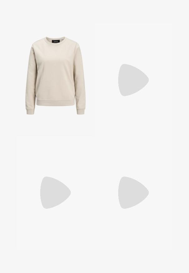 Bež sweatshirt z okroglim izrezom, dolgimi rokavi, ribastimi manšetami in obodom, izdelan iz mehkega bombažnega materiala. Preprost dizajn brez vzorcev.; Dolgimi rokavi bel rigast turtleneck s čipkastim ovratnikom in razmesarjenim robom. Gladka tekstura, obliko prilegajoč dizajn.; Sive široke hlače iz teksturirane tkanine, ki imajo visok pas, sprednje gube in dva gumba na pasu.; Sive športne čevlje iz semiša z belimi vezalkami, črnimi črtami in belim gumijastim podplatom. Imajo okroglo oznako na ježku in podplat iz gume.