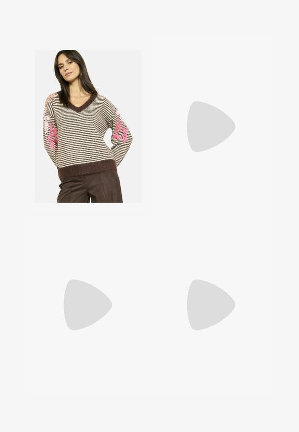 Dryžuotas megztinis su V formos iškirpte, rudais kraštais ir tekstūruotomis rankovėmis, papuoštas gėlių siuvinėjimu rožiniais ir oranžiniais atspalviais.; Burgundiškai prigludusi suknelė su špagetinėmis petnešėlėmis, su šoniniu įpjovimu ir surauktomis detalėmis juosmens srityje, pagaminta iš tamprios medžiagos.; Bežiniai aukštakulniai sandalai su kristalų dekoracijomis, atviru pirštu, plonomis juostelėmis ir elegantiška siluetu.; Juodi akiniai nuo saulės su aštuonkampiu rėmu, tamsiais lęšiais, blizgiais plastikiniais matiniais ir sidabriniu logotipo akcentu vienoje pusėje.; Michael Kors rankinė smėlio spalvos dengto kanvoje su pakartotiniu MK logotipo raštu, auksinėmis detalėmis ir nuimamu grandininiu dirželiu.; Auksiniai metaliniai auskarai su banginiu dizainu; glotni, atspindinti paviršių; asimetriška forma; nematomi raštai ar aparatai.