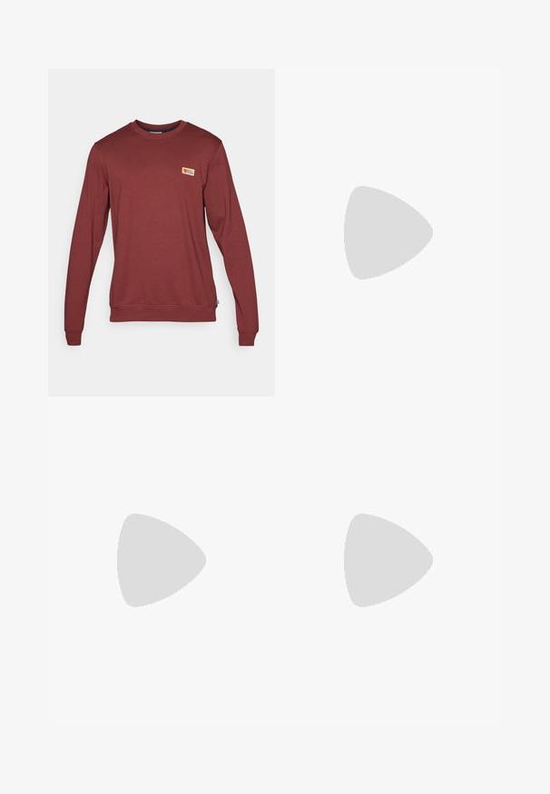 Rød sweatshirt med lange ermer laget av bomullsblanding, med en ribbestrikket hals, mansjetter og et lite logo-patch på brystet.; Sorte joggebukser med elastisk liv, ribbestrikkede ankler og en liten hvit Nike-logo på venstre side. Laget av myk teksturert stoff.; Svart idrettssko med et teksturert stoffoverdel, hvit Nike swoosh og tykk hvit såle. Har en trekkstropp på hælen for enkel påkledning.; Sorte plast-solbriller med grønne linser, firkantede rammer, sølvdetalje på brynene, og teksturerte stangarmen. Angitt merke på indre arm.