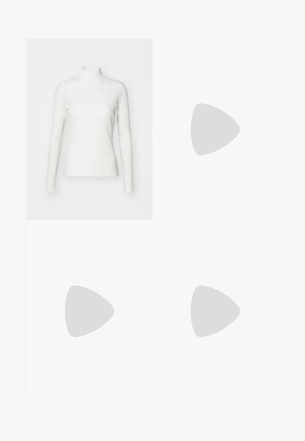 Bela rebrasta turtleneck majica z dolgimi rokavi, narejena iz raztegljivega materiala. Ima prilegan kroj in visok ovratnik za zaščito.; Temno modri široki kavbojke iz denima z visokim pasom, ki imajo oranžne šive, pet žepov in gumba za zapiranje.; Bele nizke superge z črnim hrbtnim delom, platformo, vezalkami in Calvin Klein "CK" logotipom na strani.; Srebrni obroči s teksturiranim dizajnom, ki vsebuje navpične rebraste vzorce. Krožna oblika z varnim zapiranjem na zaponko. Gladek zaključek.