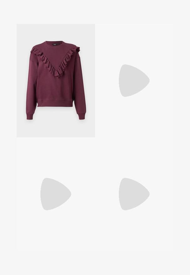 Sudadera burdeos con un escote en V con volantes, mangas largas y puños y dobladillo acanalados. Hecha de una tela suave con un corte relajado.; Pantalones de mezclilla de pierna ancha y color negro, con una cinturilla estructurada, pasadores para cinturón y bolsillos frontales. Textura suave con un diseño clásico.; Zapatos de tacón negro con punta afilada y correa ajustable en el tobillo. Confeccionados en cuero suave, presentan un tacón grueso.; Bolso de piel de ante negro con un diseño curvado, que presenta acentos de remaches y una superficie texturizada. Correa ajustable con detalles de tachuelas a lo largo del borde.